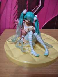 Figurka anime hatsune miku pijąca herbatę