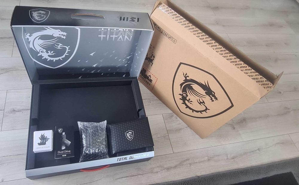MSI Titan GT77HX 17.3 144Hz i9-13980HX 64GB RAM 2TB SSD RTX4080 Win11