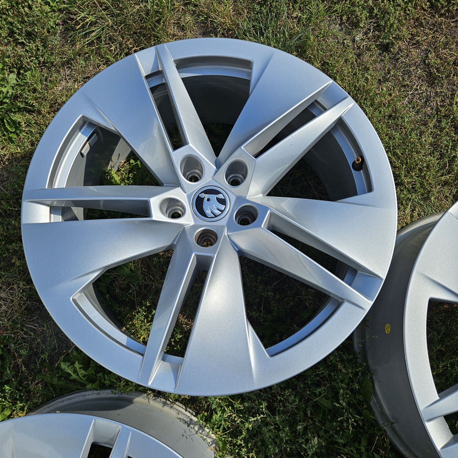 Alufelgi 19 Skoda Superb Octavia Yeti Karoq Kodjaq Enyaq VW 5x112 ET45