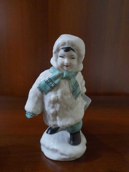 Статуэтка - Мальчик тянет санки