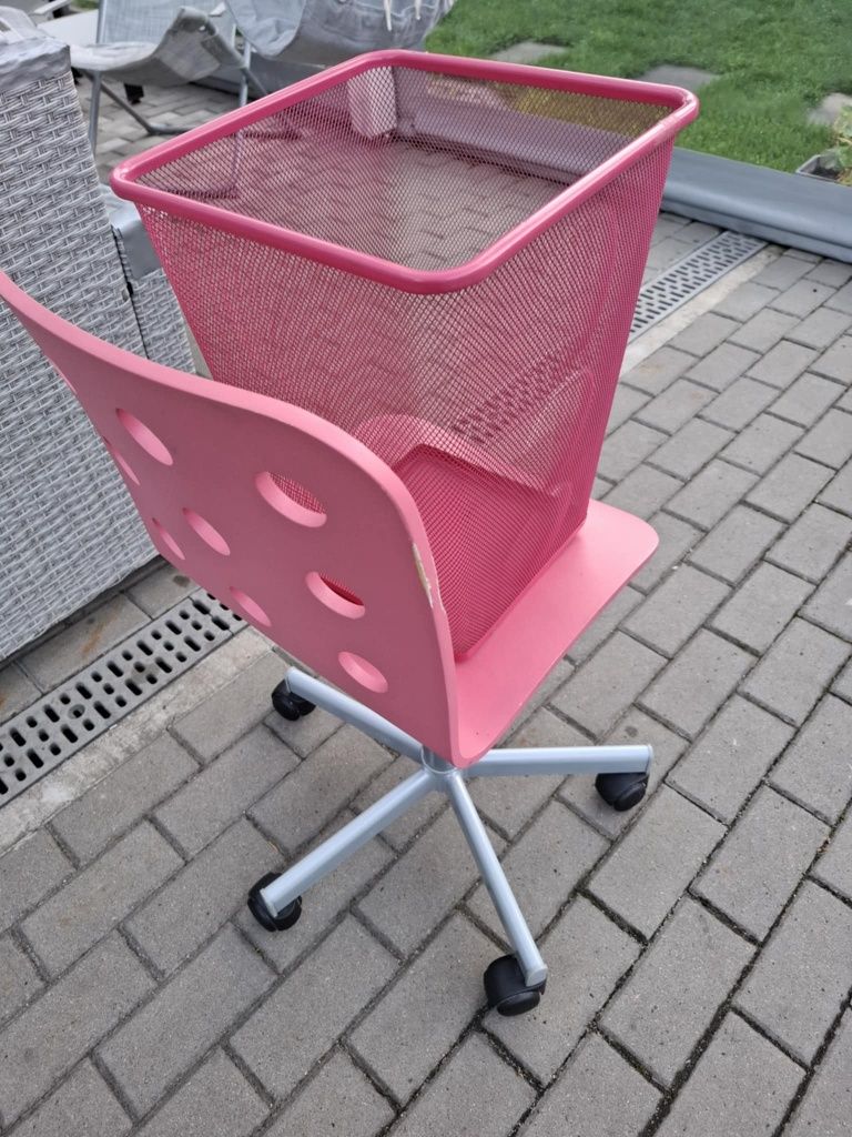 Krzesełko obrotowe i kosz na śmieci