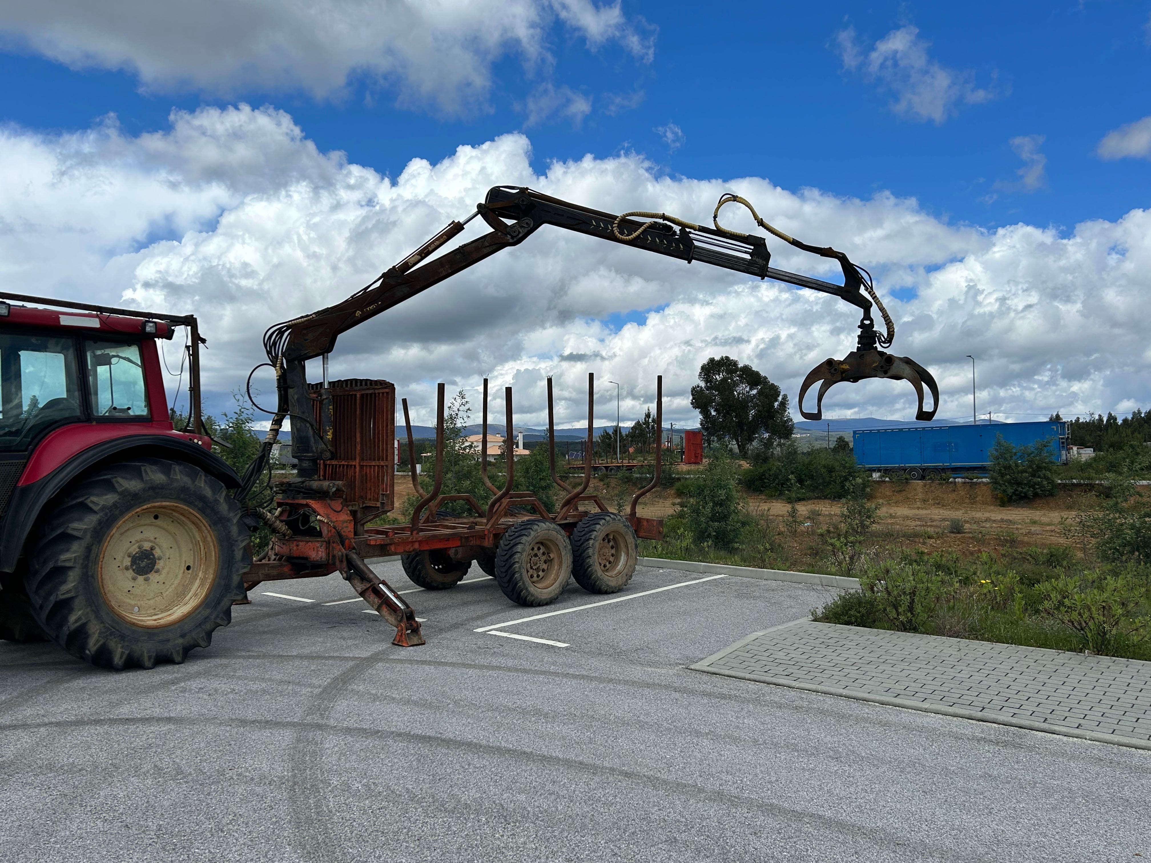 Trator Valtra com reboque florestal