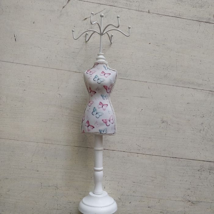 Stojak na biżuterię manekin drewniany duży biały