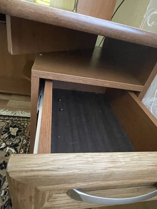 Компʼютерний/письмовий кутовий стіл з надбудовою