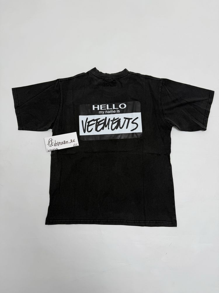 футболка Vetements Hello My Name is V