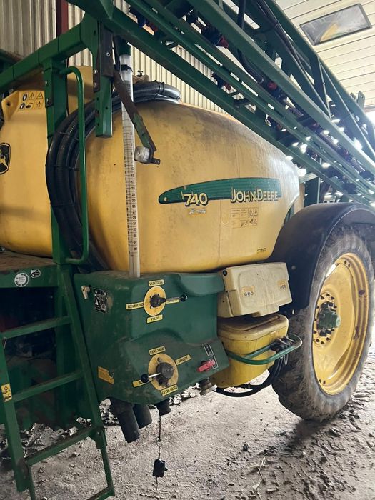 Opryskiwacz ciągany JOHN DEERE 740 belka 20-24m KUHN HARDI