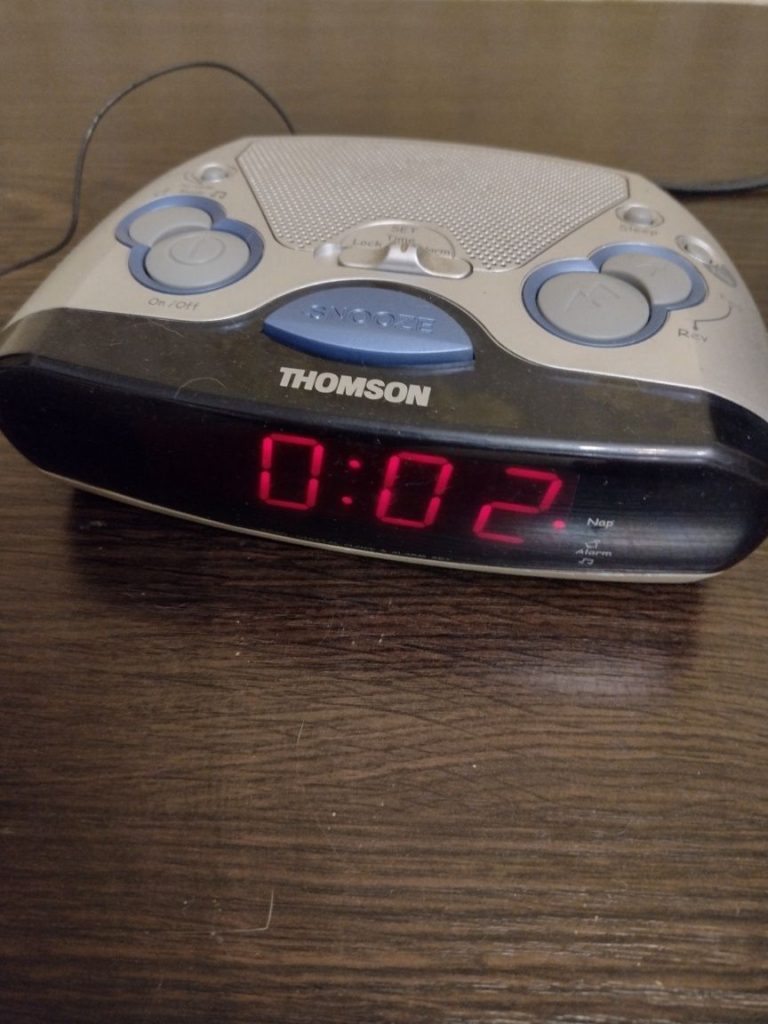 Настольные электронные часы Thomson