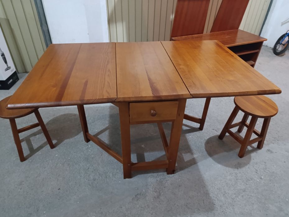 Conjunto de mesa e 4 bancos