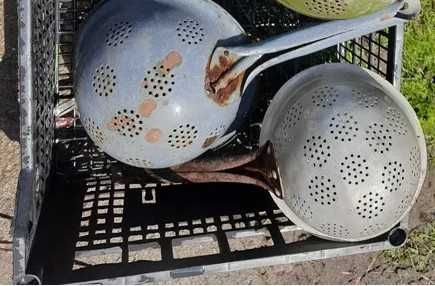 Dekoracja do ogrodu, stare cedzaki, durszlaki