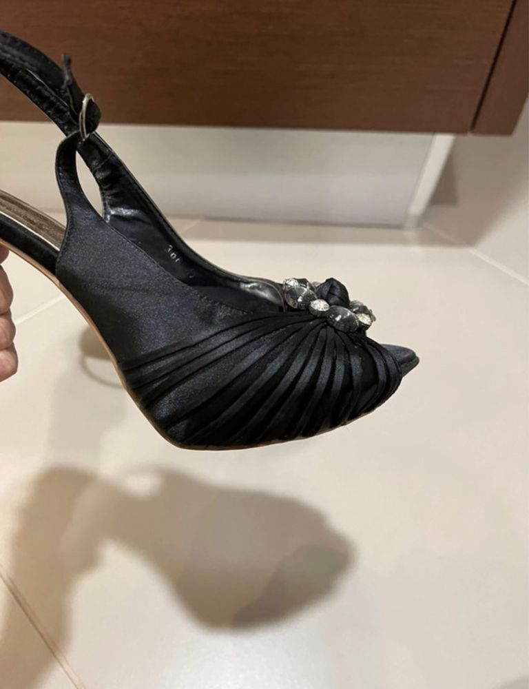 Sapatos pretos com aplicação
