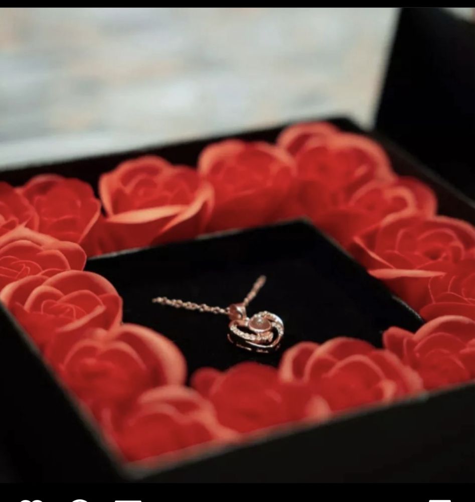Подарочный набор из красных роз из мыла с кулоном