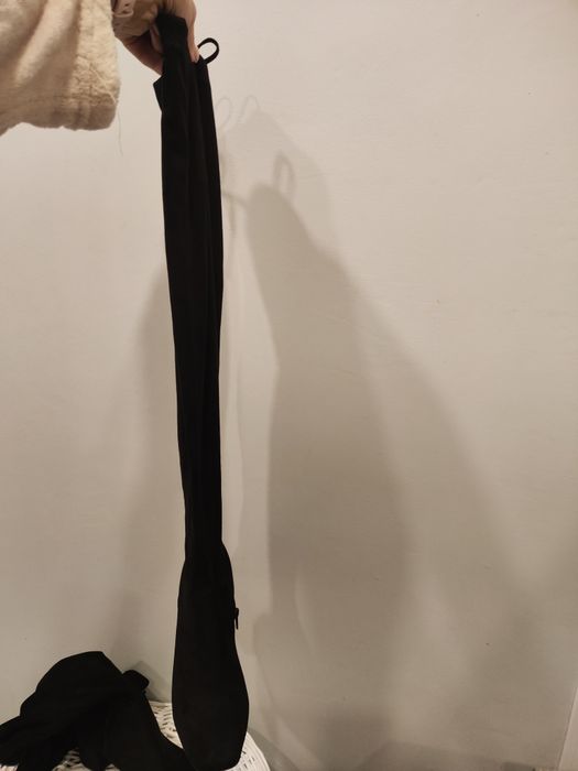 Długie kozaki na słupku