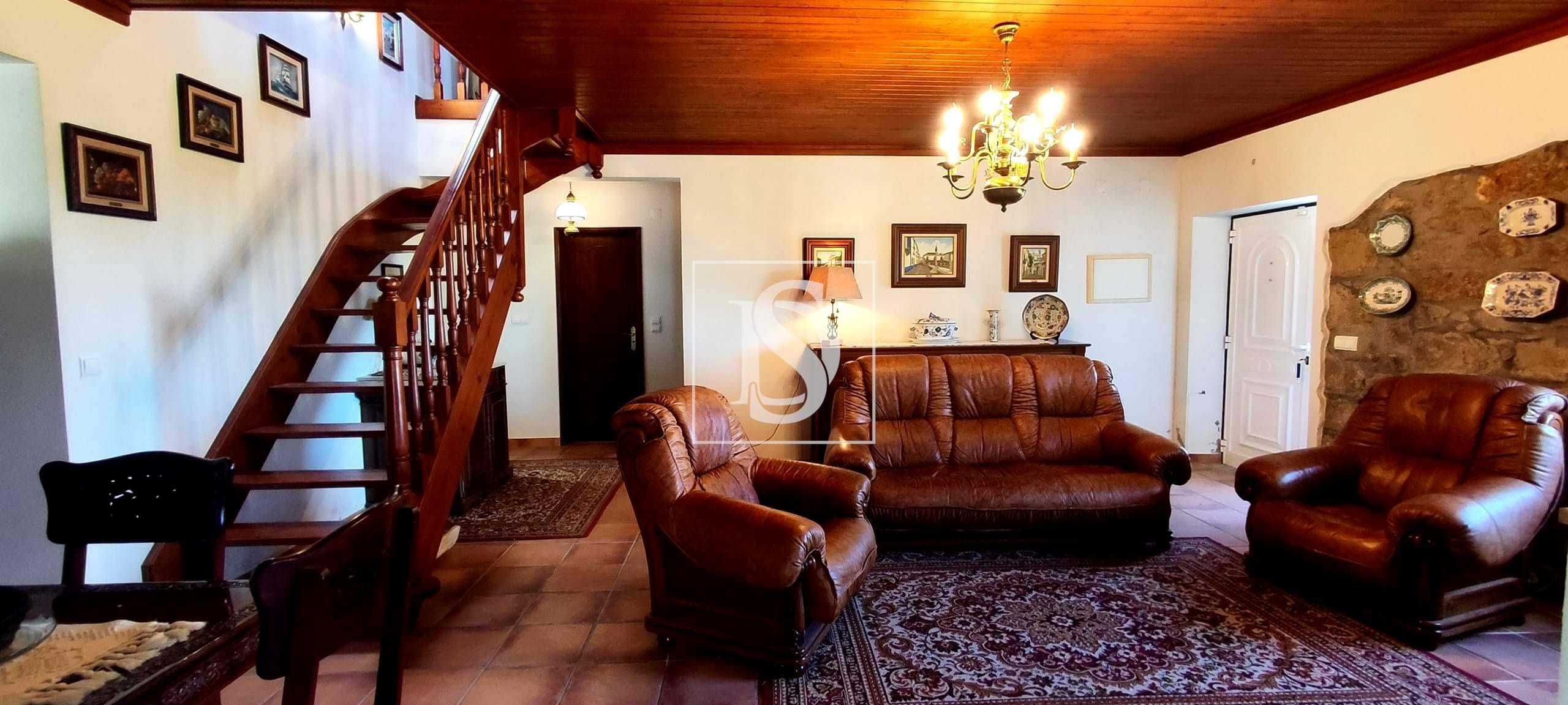 Moradia de Traça Tradicional com Terreno Amplo e Vista Deslumbrante