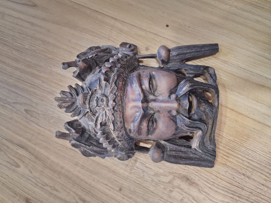 Máscara artesanal em madeira entalhada oriental decorativa