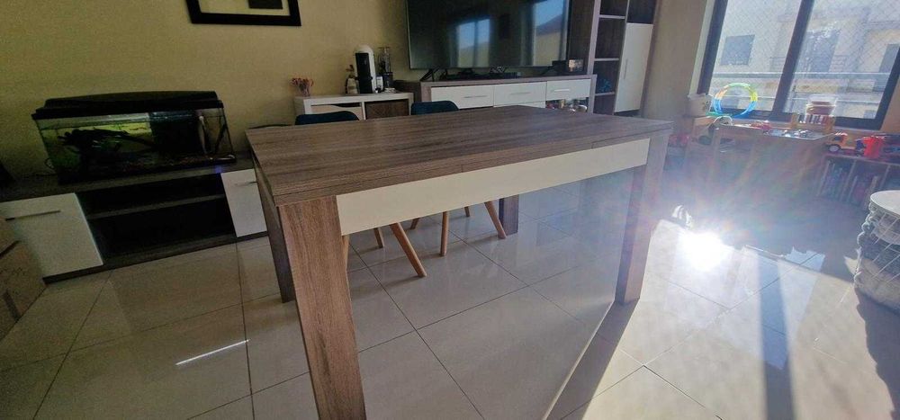 Mesa de jantar em bom estado