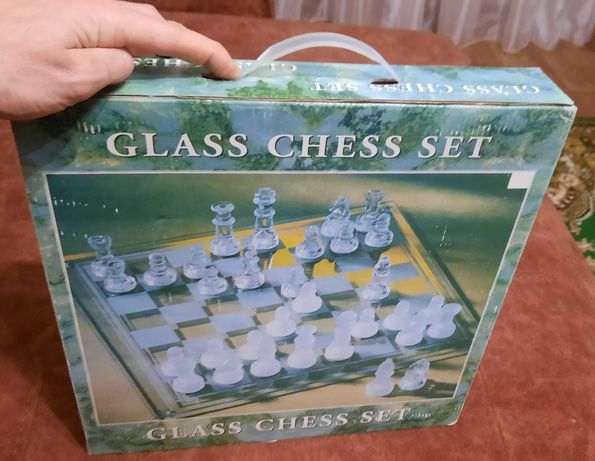 Шахматы стеклянные, размер доски 35.5×35.5 см.