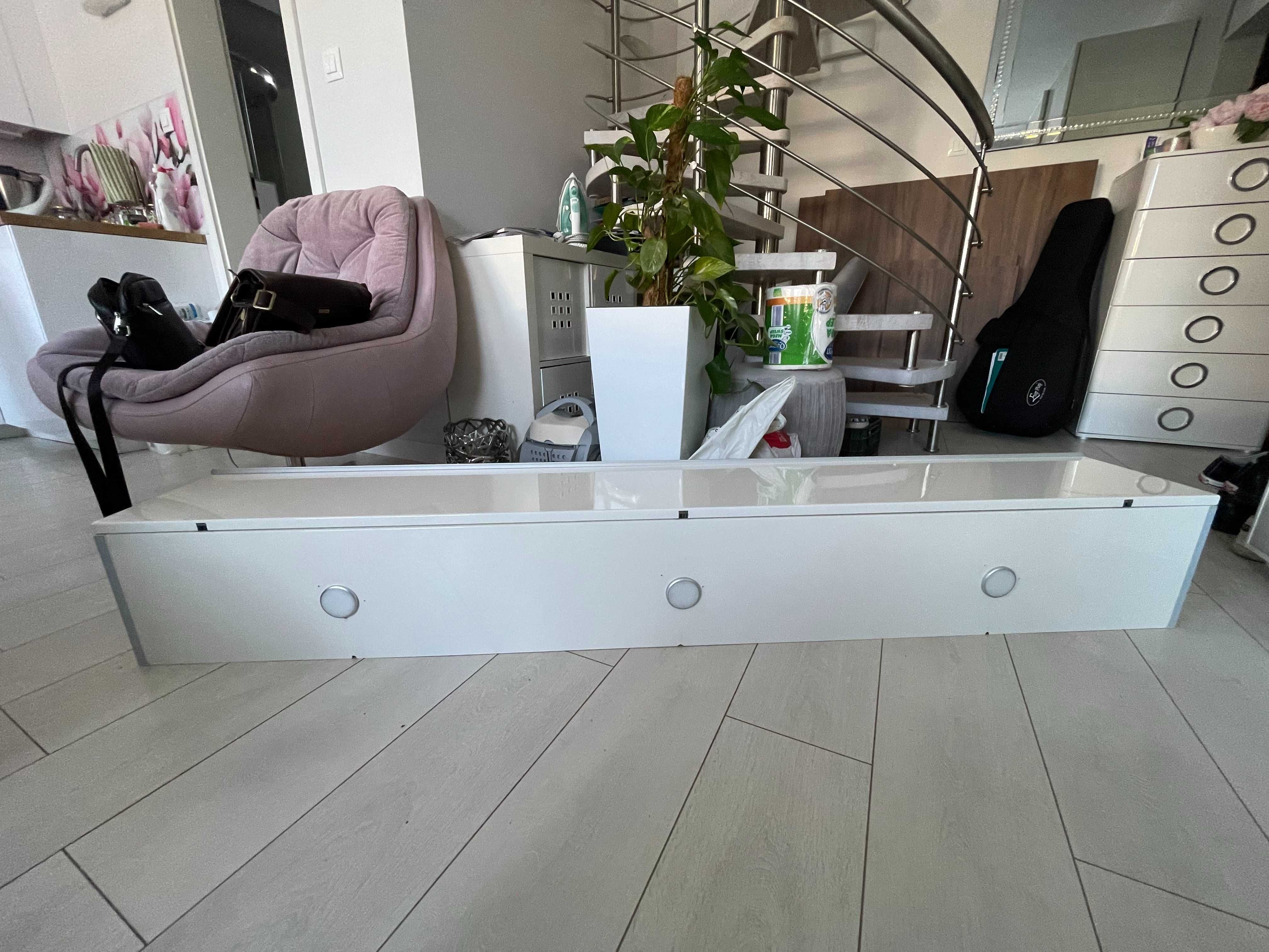 Szafka wisząca IKEA biała ze srebrnym uchwytem i 3 punktowym oświetl.