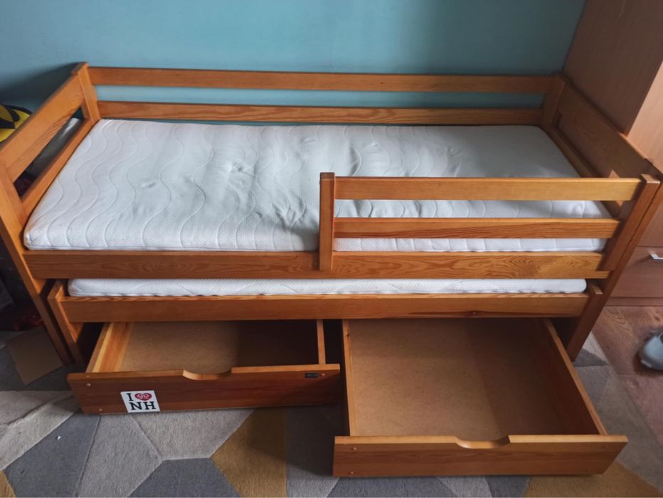 Dwuosobowe łóżko dziecięce z szufladamii na pościel