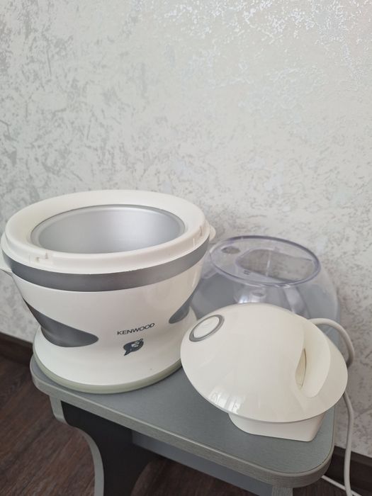 Мороженица KENWOOD IM 250.
Потужність: 4/6 Вт. Обсяг: 1 л. Ма