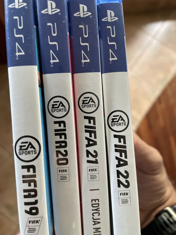 Sony PlayStation 4 (1 TB), pady oraz gry: FIFA 19/20/21/22