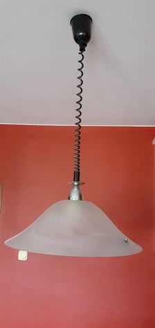 Lampa sufitowa , rozciągana, np nad stół w jadalni lub kuchni.