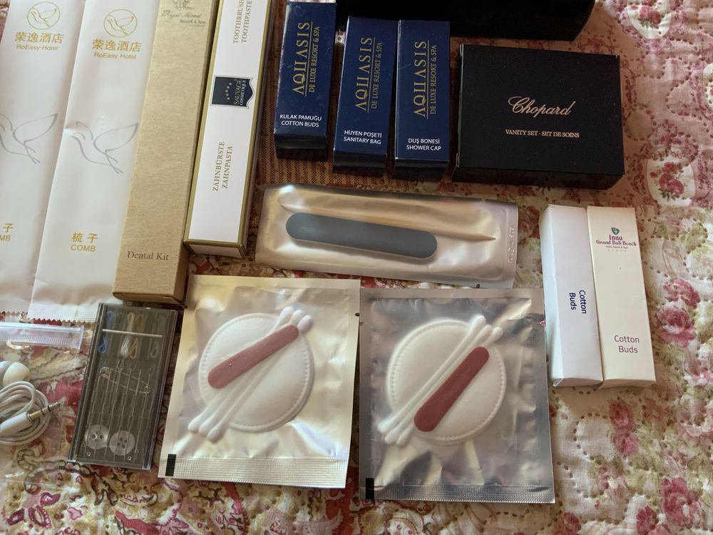 Отельный набор (бритва Chopard, тапочки, крем, шампунь, паста, 20 пред