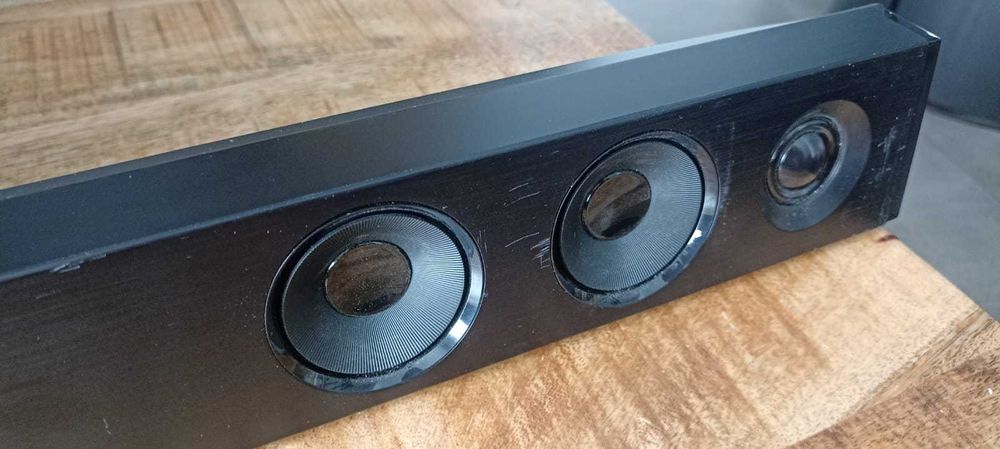Soundbar LG SQC2 z bezprzewodowym subwooferem w zestawie