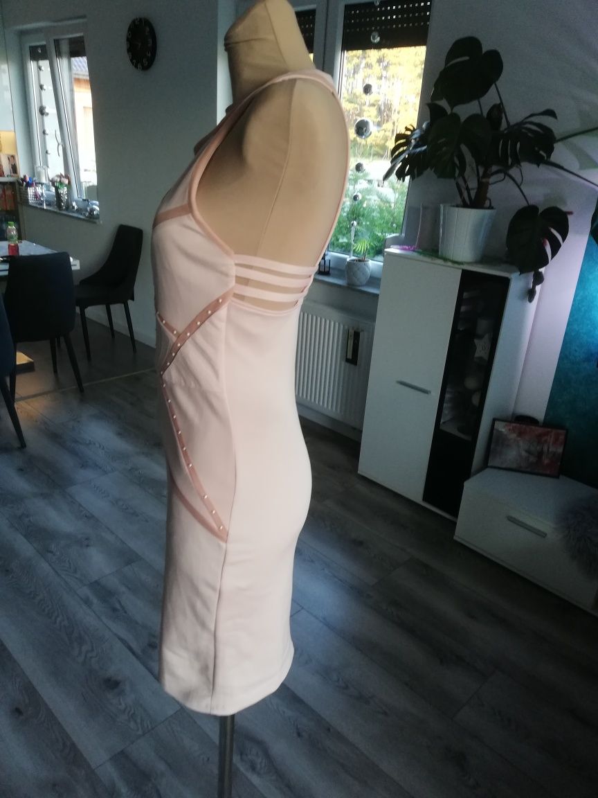 R. M brzoskwiniowa dopasowana sukienka damska paseczki na plecach