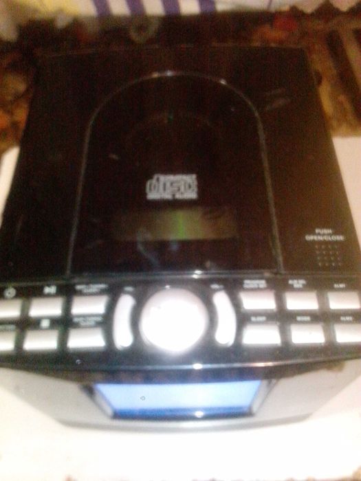 Радио-часы с CD-плеером.Tevion Stereo CD-uhrenradio MD82959