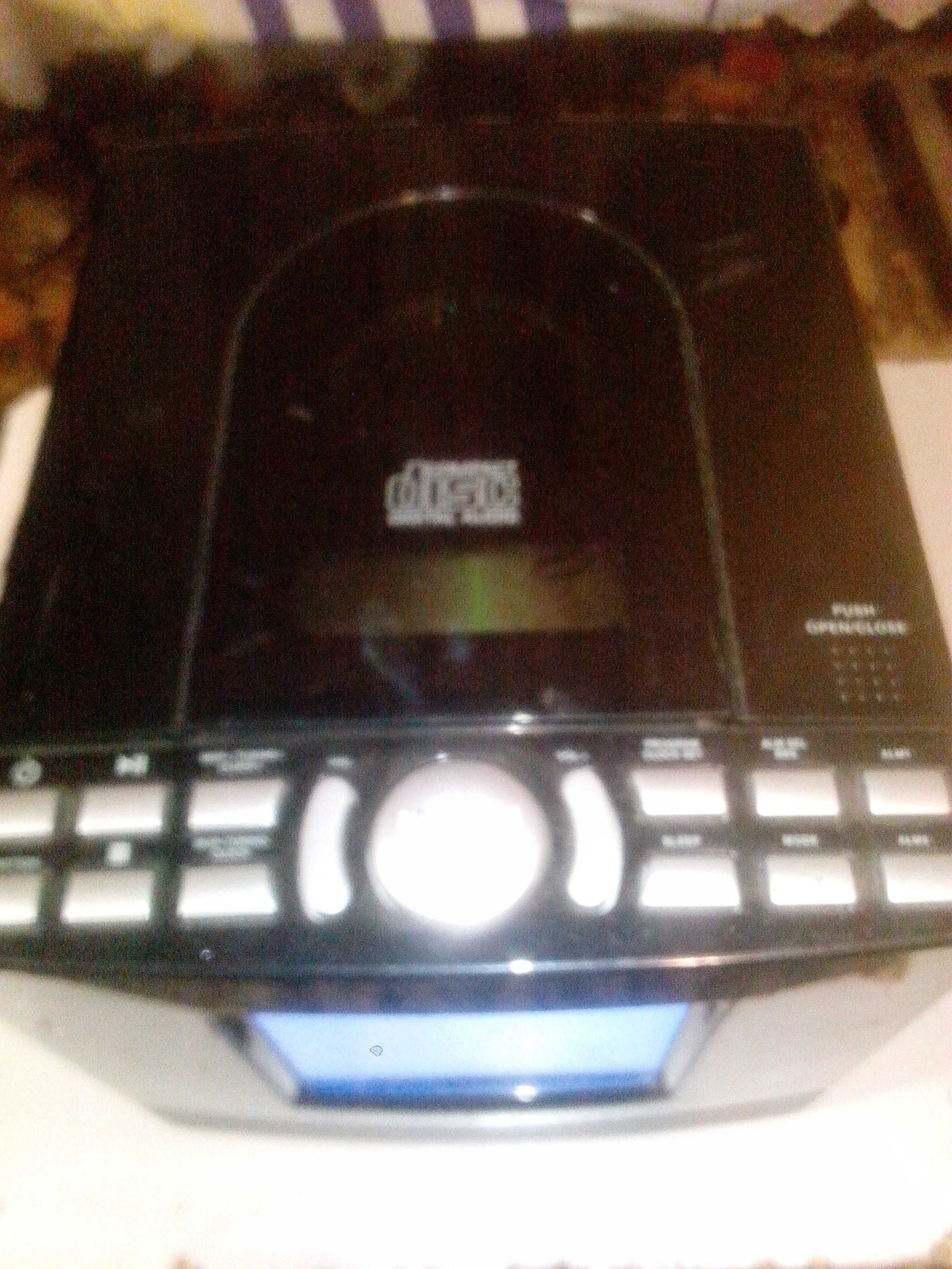 Радио-часы с CD-плеером.Tevion Stereo CD-uhrenradio MD82959