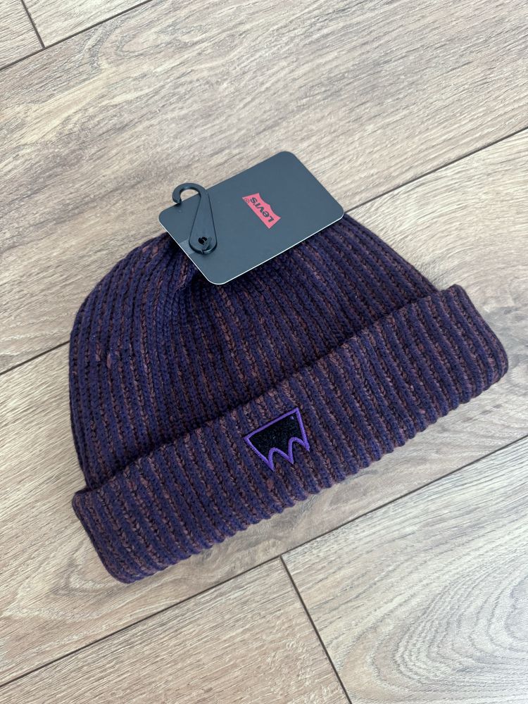 Шапка Levis не закриває вуха