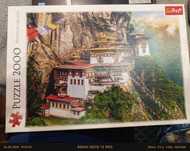 Puzzle Trefl  Tygrysie Gniazdo , Bhutan . 2000 szt. Kod produktu 27092