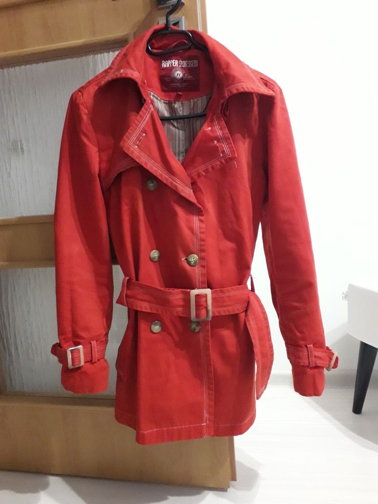 Czerwony płaszcz płaszczyk