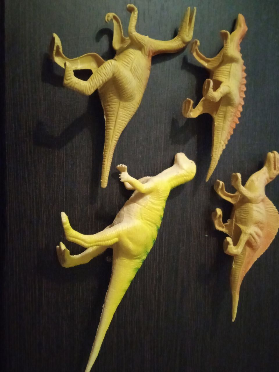 Динозавр іграшковий