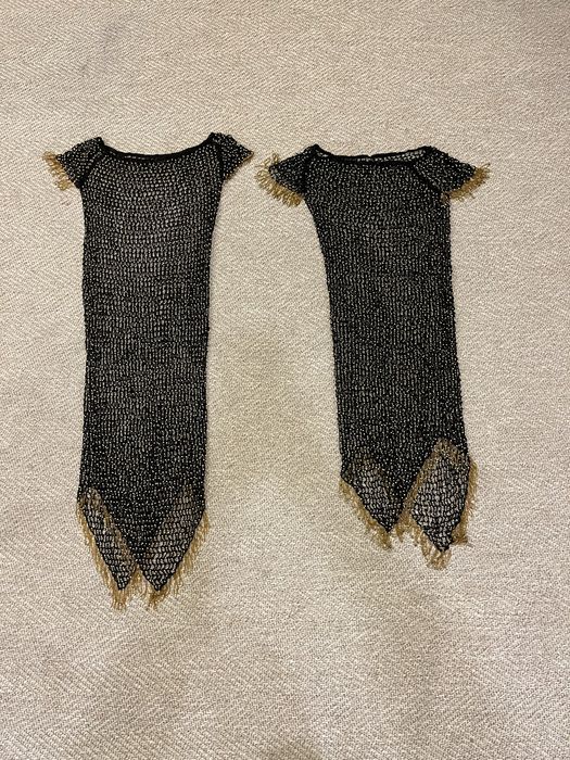 Vestido preto com bolinhas douradas