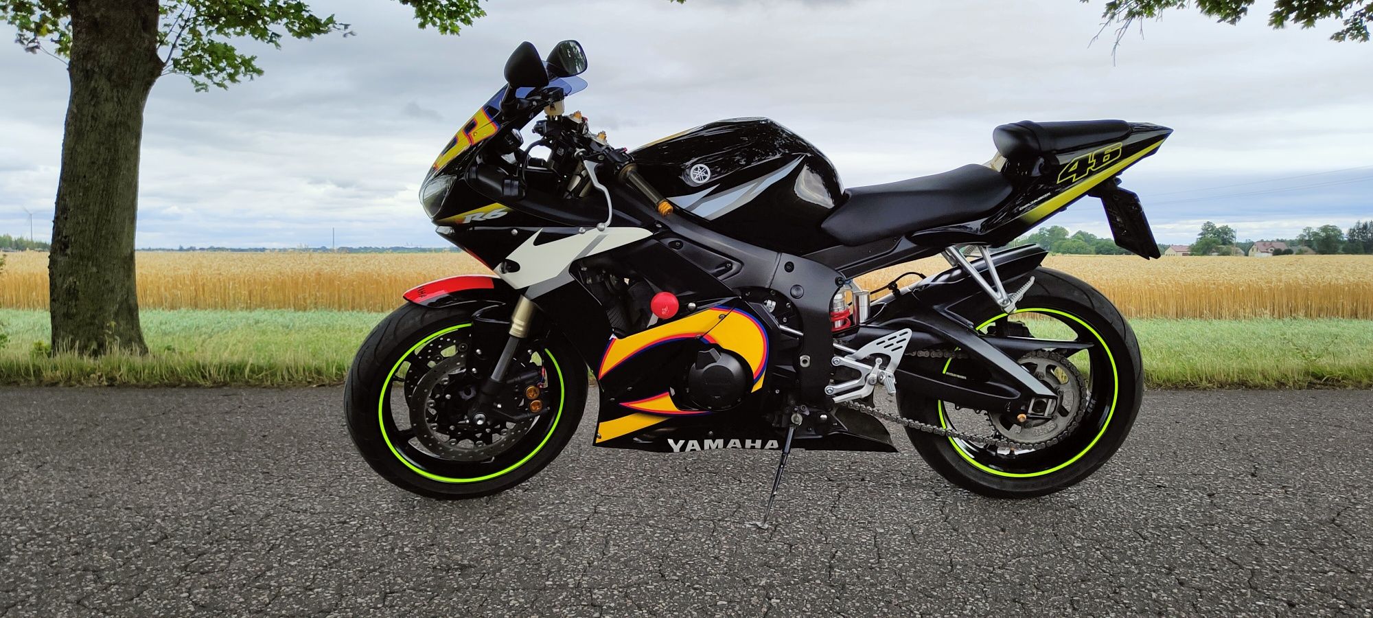 Yamaha yzf R6 vr 46 Valentino Rossi