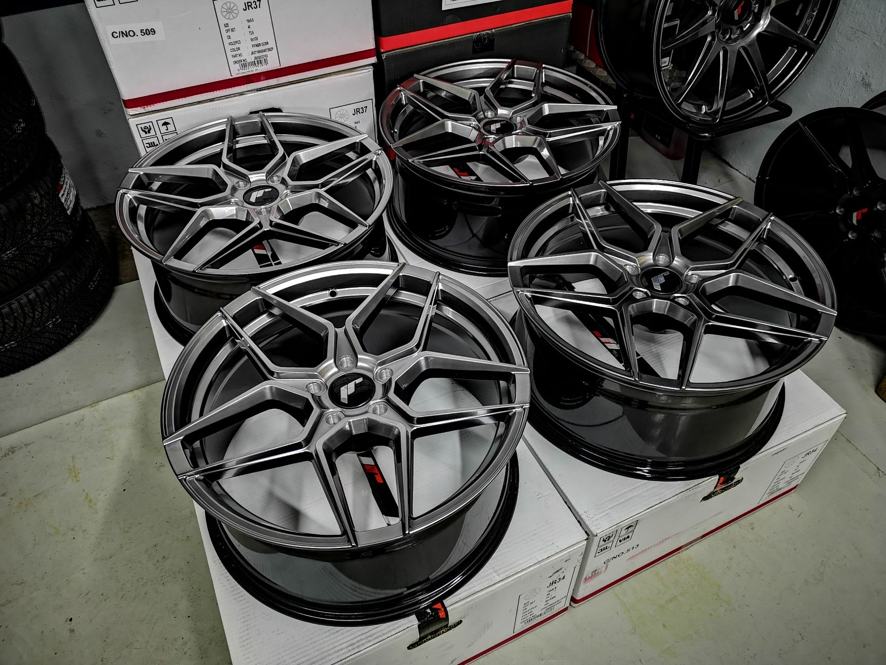 Felgi Japan Racing JR34 19" 19x8,5 ET40 5x114,3 Lexus IS200 GS200