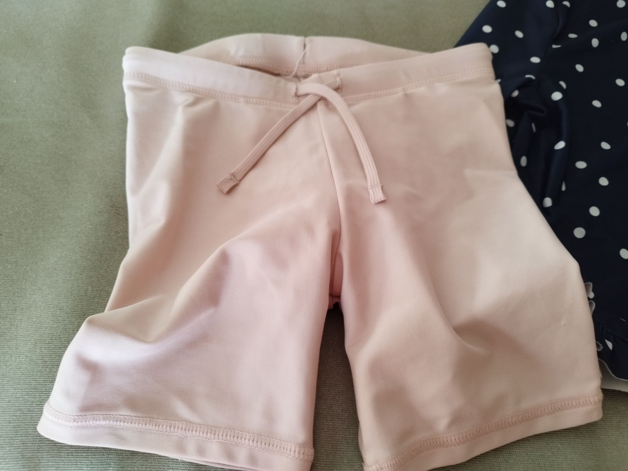 Conjunto camisola e calções de praia com proteção ultravioleta