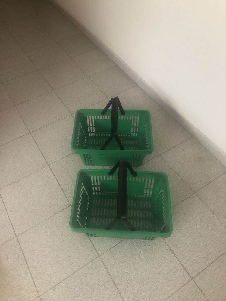 Dois cestos de supermecado