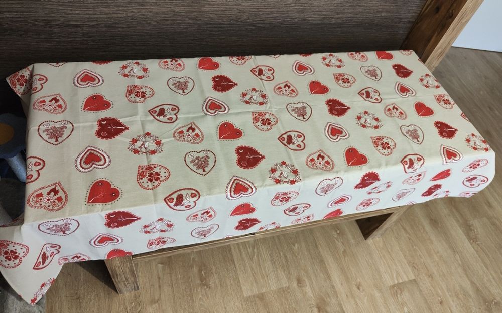 Obrus Beżowy w serduszka