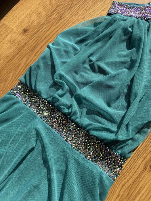 Bogato zdobiony stroj do tańca dla dziewczynki