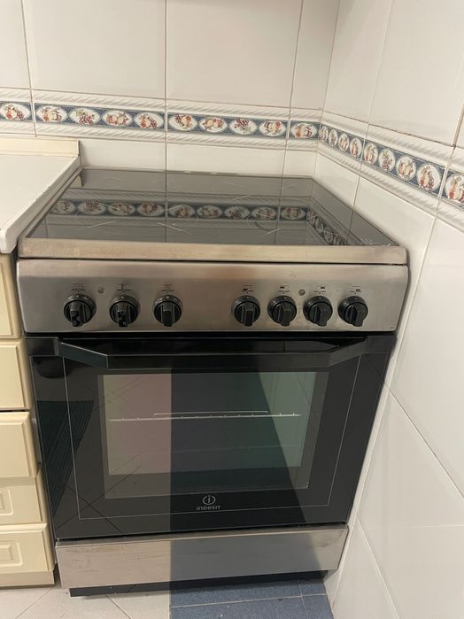 Fogão com placa e forno
