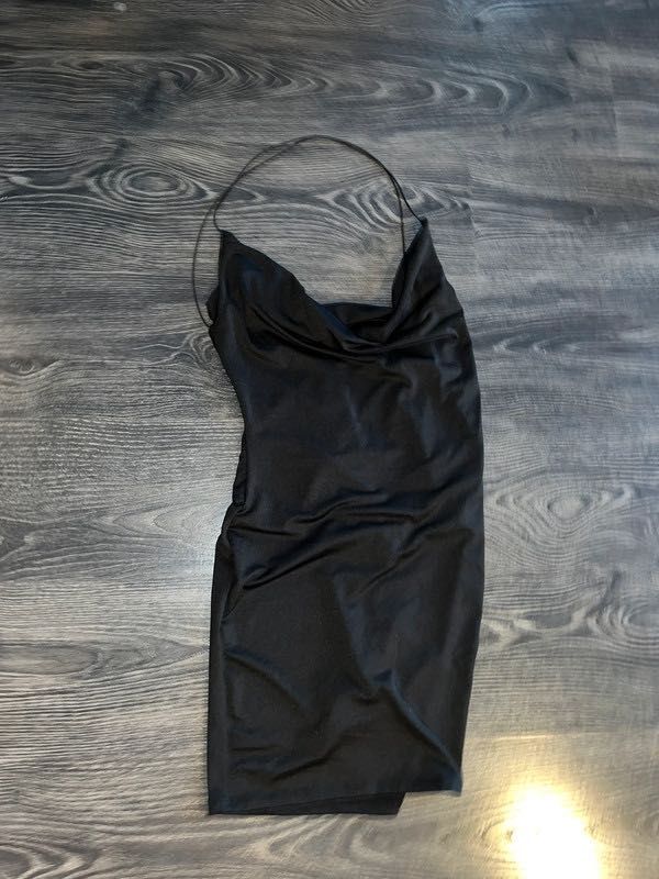 NA-KD sukienka na ramiączkach z wyciętymi plecami
