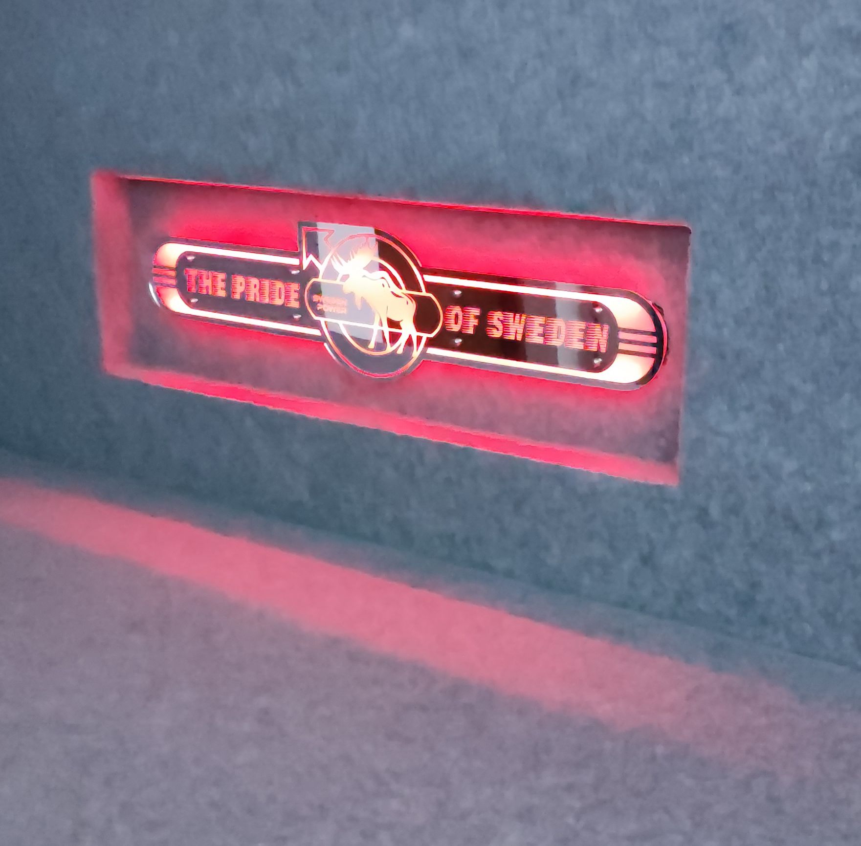 Volvo Lustro LED  na tylną ścianę, nad łóżko Pride of Sweden V02-RED