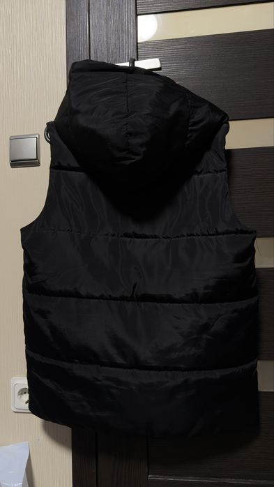 Продаю желетку демісезон с капюшоном продовгувата