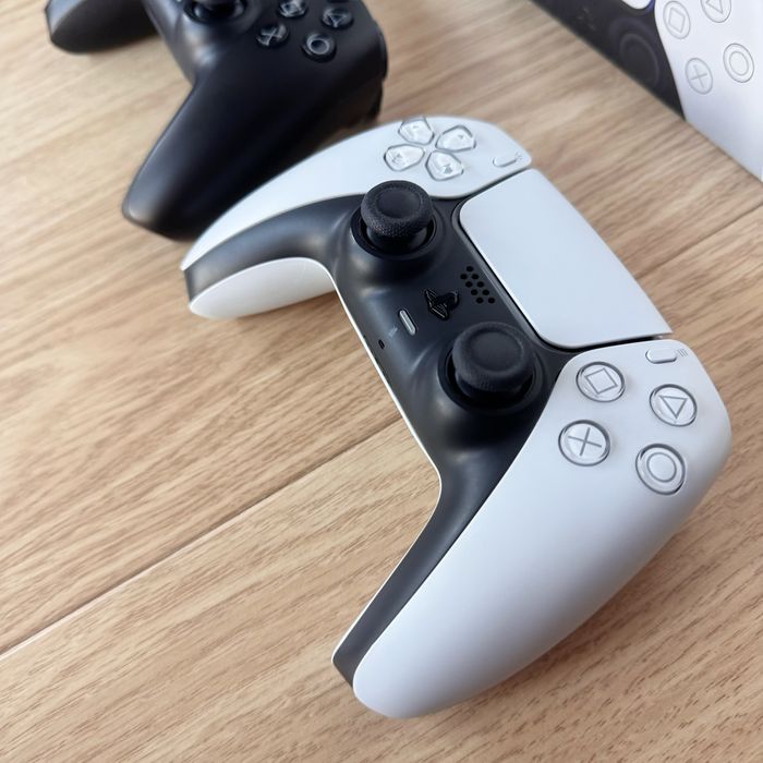 PlayStation 5 (825GB) + 2 pady DualSense - STAN IDEALNY!