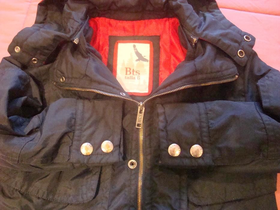 Casaco / kispo impermeável menino BTS 6-8 anos