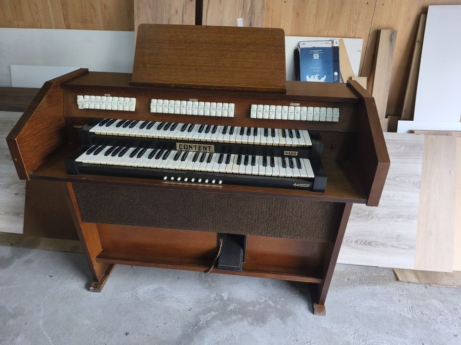 Kontuar z klawiaturami i ławką