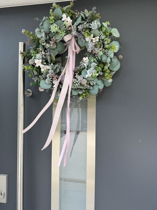 Ozdobny wianek na drzwi