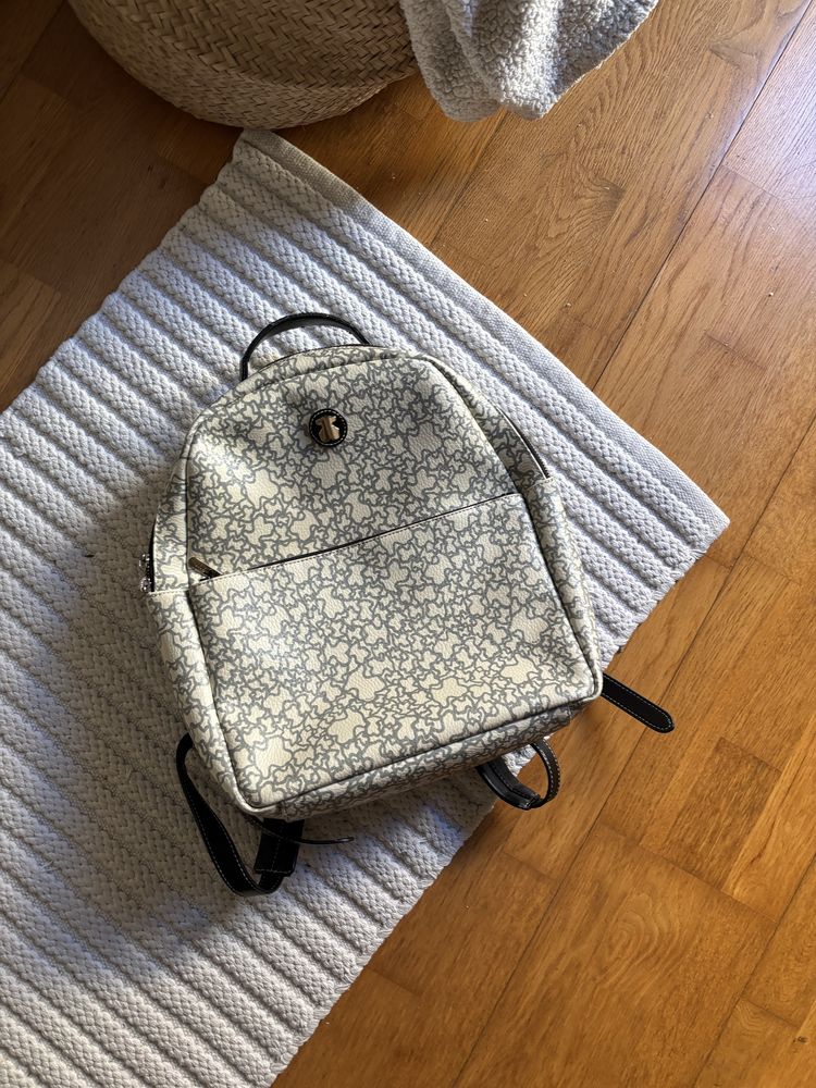Mochila tous pequeno defeito